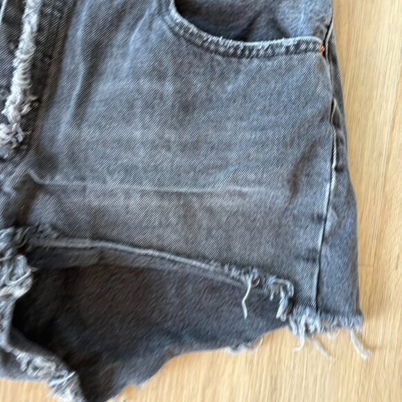 Levi’s high rise faded black raw hem button fly shorts 34" - Picture 3 of 7